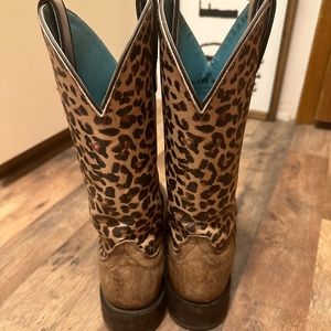 Brand new women’s cheetah print ariat boots